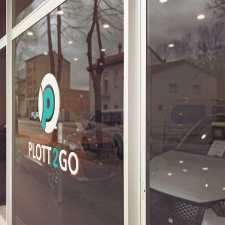 Plott2go in Bernau bietet Folierungen & Klebeschriften an. Hier sehen Sie ein Beispiel unserer maßgeschneiderten Werbebeschriftung auf einer Scheibe.
