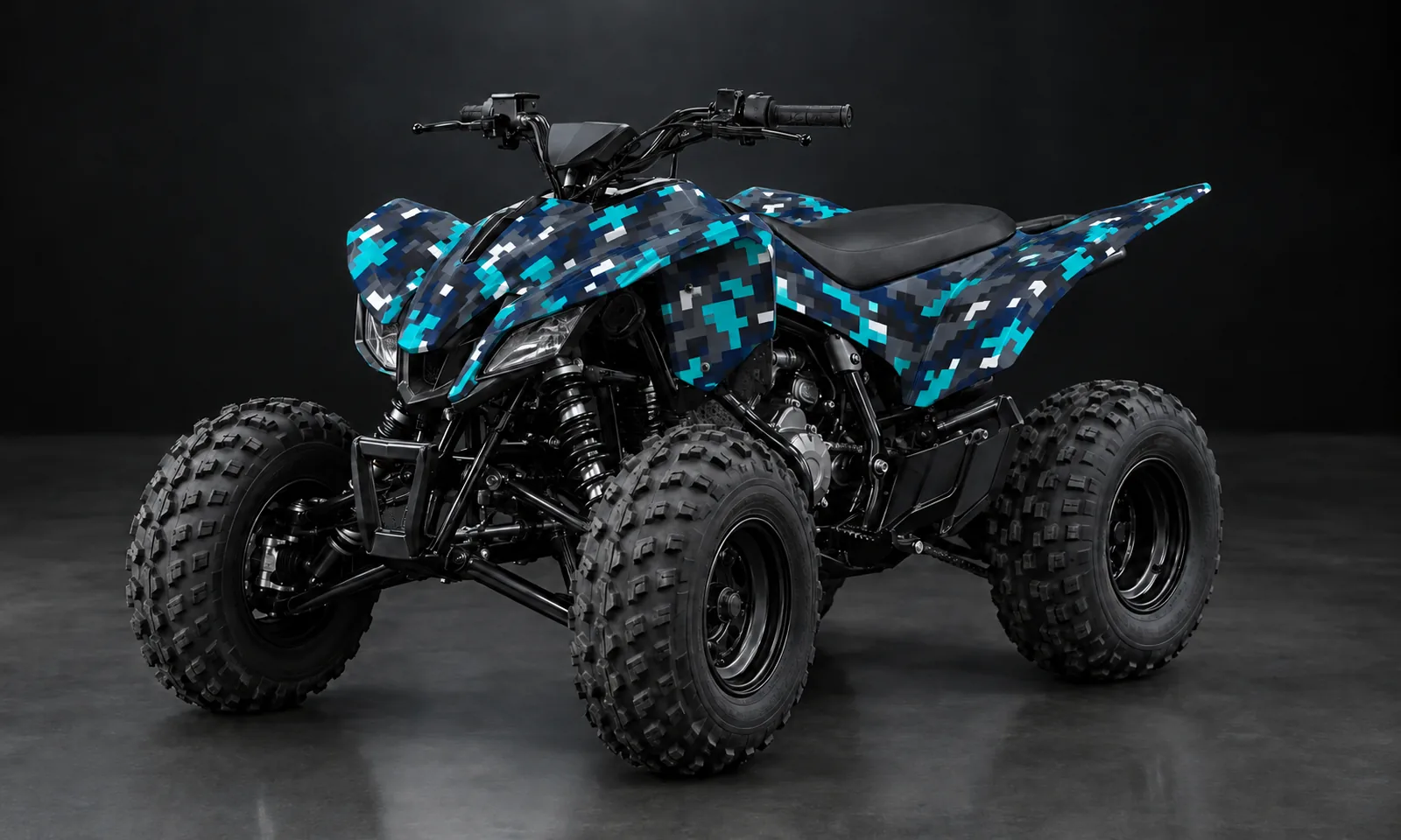 Quad nach der Folierung im Pixel-Tarnmuster in Schwarz, Navy und Türkis