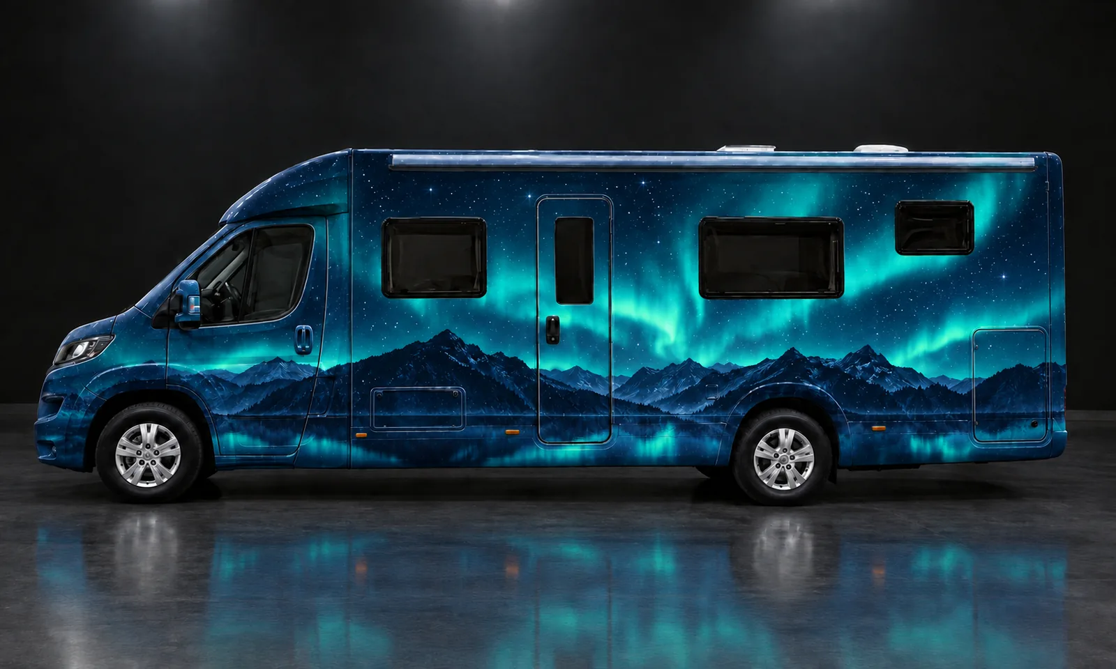 Wohnmobil nach der Folierung mit Nachthimmel, Polarlicht, Bergen und Bergsee