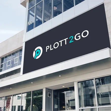 Leuchtreklame mit Plott2go-Logo an einer Fassade