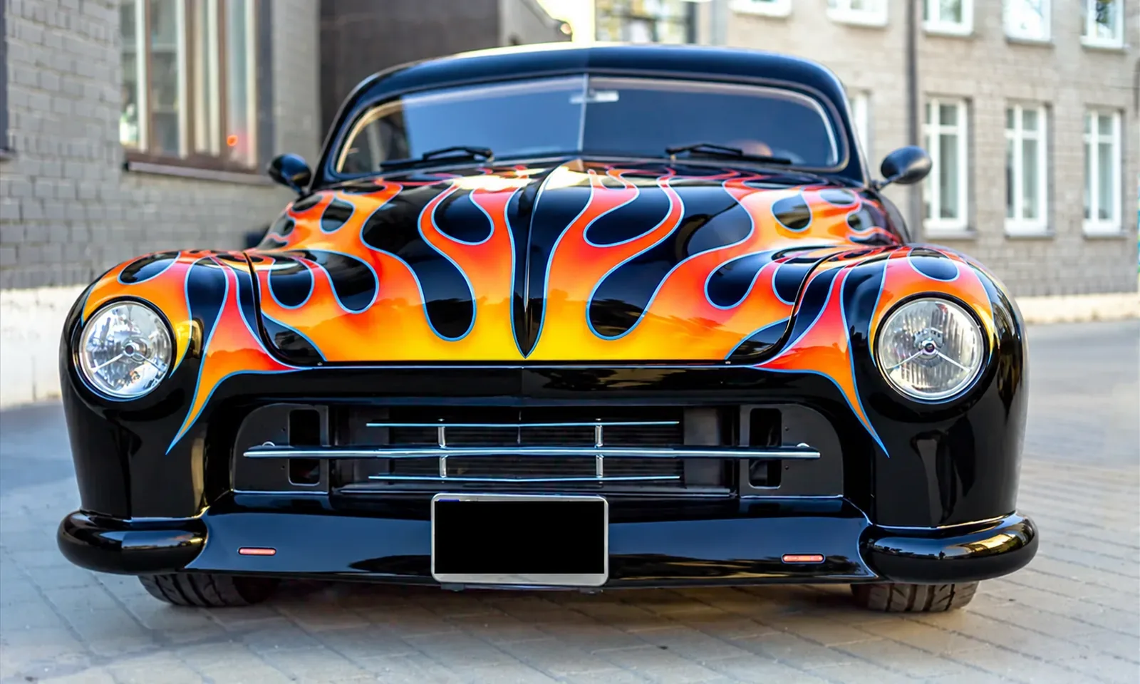 Fahrzeug nach der Folierung in Schwarz mit Hot-Rod-Flammen