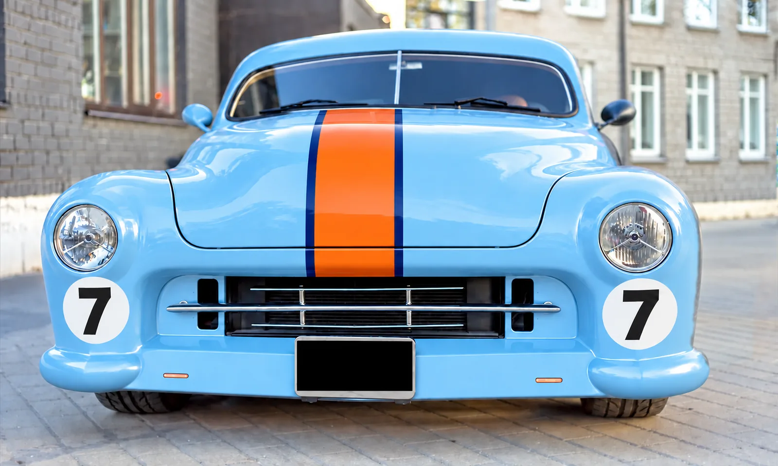 Fahrzeug nach der Folierung im Retro-Rennlook in Hellblau und Orange