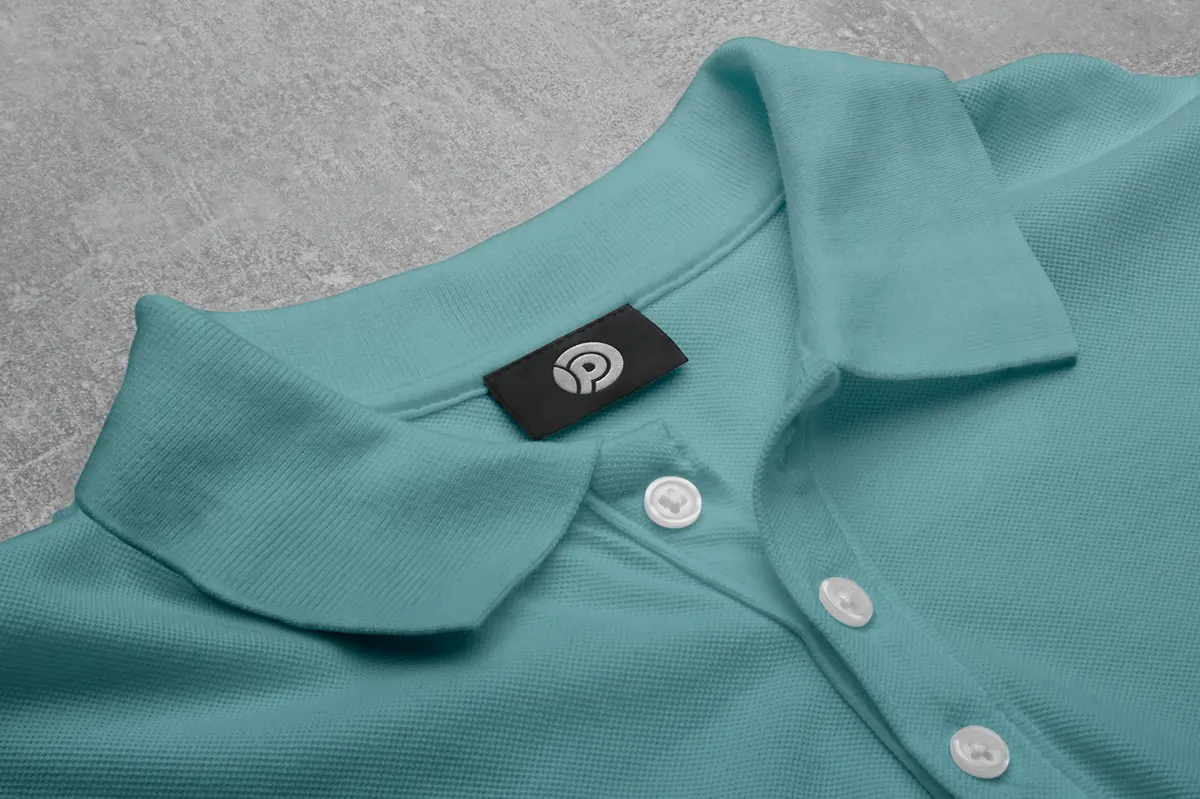 Poloshirt mit eingenähtem Etikett