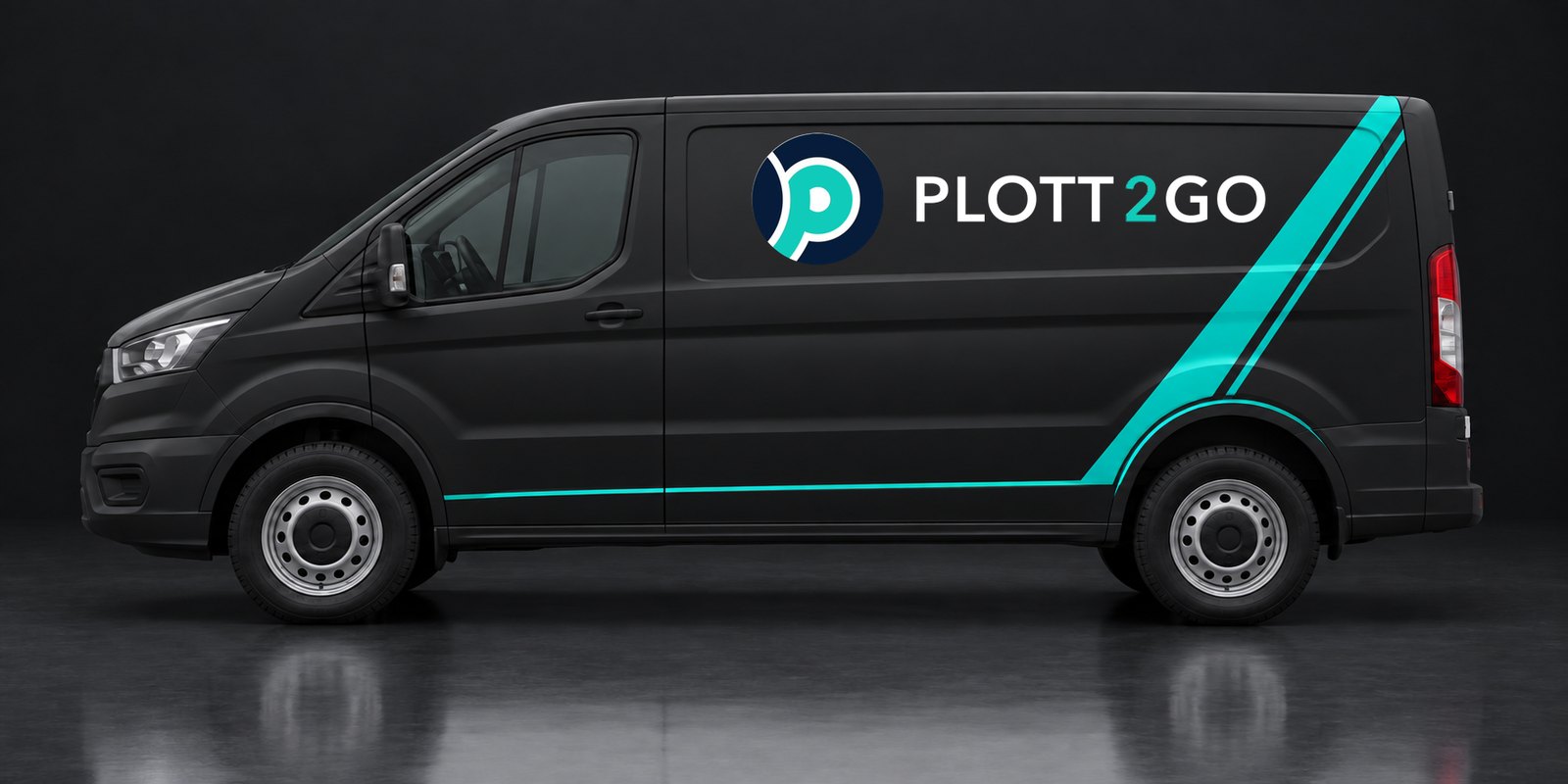 Derselbe Transporter mit Plott2go-Folierung in Schwarz-Matt mit türkisen Akzenten
