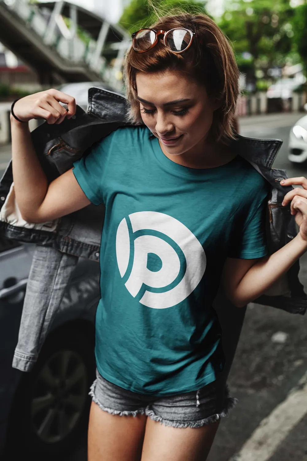 Frau in türkisem T-Shirt mit Plott2go-Druck